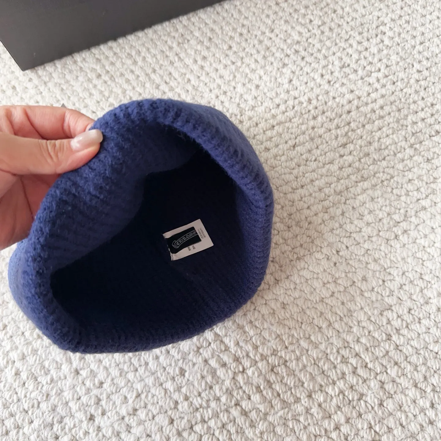 💰60 Crow Heart Autumn and Winter Wool Knitted Beanie This must be a favorite of minimalism. It is clean, neat, fashionable and versatile, and will definitely not be picky about your face shape! A fashionable classic that lasts forever! Fashionable black and white can be purchased together!
